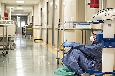 Dokter anestesi Annalisa Silvestri di akhir giliran kerjanya di RS San Salvatore, Pesaro, Italia, di tengah pandemi COVID-19 pada Maret 2020