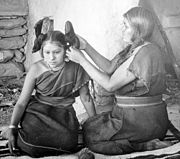 Одрасла Хопкиња сређује косу неудате девојке, 1900, фотографија Хенрија Пибодија