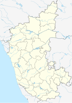 Mapa konturowa Karnataki, blisko lewej krawiędzi znajduje się punkt z opisem „Karwar”