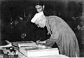 Nehru subskribanta la Baratan Konstitucion ĉirkaŭ 1950.