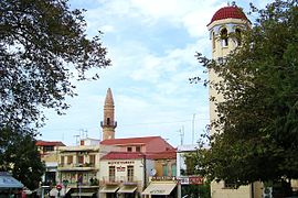 Resmo tarihi mahallesi (Palia poli), solda Valide Sultan Camii minaresi