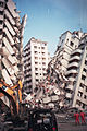 臺中縣大里市「金巴黎」社區大樓倒塌現場，韓國搜救隊正進行救援个畫面