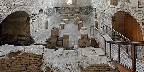 Musée Rude: Römisches Kastell-Tor und romanische Krypta