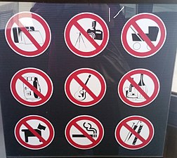 Semne de interzicere la intrare în Palazzo Pitti, Italia