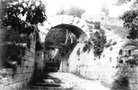 Herkulova vrata u Puli iz 1. st. pr. Kr., fotografija Aloisa Beera iz 1887. godine