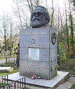 1954年に移されたマルクスの新しい墓（ロンドン、ハイゲイト墓地）