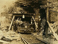 ورودی یک معدن افقی در سال ۱۹۰۸ در ویرجینیای غربی