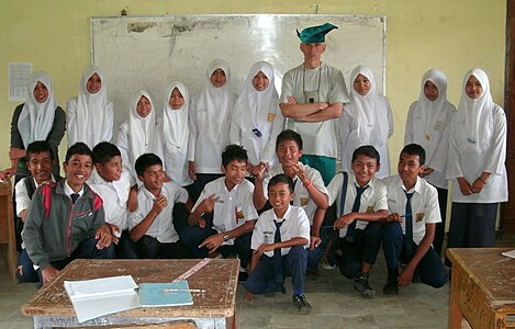 Школа в маленькой деревне (Индонезия, Западная Суматра, 2013) — Если имеется возможность испытать себя в роли учителя английского языка, путешественник использует её