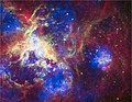 14. A Hubble űrtávcső Föld körüli pályára állításának 22. évfordulójára készült meglepően újszerű felvétel a Dorado (Aranyhal) csillagképben található Tarantula-ködről (más néven NGC 2070 vagy Caldwell 103). Az évfordulót mindhárom nagy obszervatórium (a Hubble, a Chandra és a Spitzer) egy-egy új felvétellel ünnepelte. (javítás)/(csere)