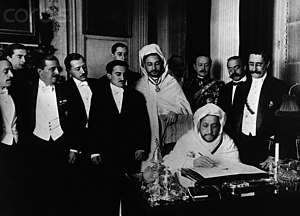 Посол Марокко в Испании эль-Хадж эль-Мокри, подписывает договор на конференции в Альхесирасе 7 апреля 1906 года