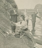 Photo de plusieurs hommes au bord d'un canal dans les situations habituelles de la pêche à la ligne.