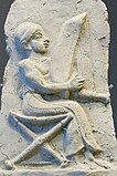 תבליט של נגן נבל מטרה קוטה - אשנונה תחילת האלף השני לפנה"ס