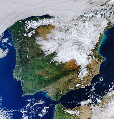 Pyrenejský poloostrov se zasněženými Pyrenejemi a okolím (z bouře Filomena v lednu 2021), Gibraltarský průliv a sever Maroka, na satelitním snímku družice Sentinel-3 v programu Copernicus