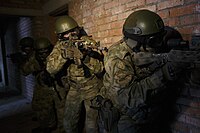 Soldados em treinamento de combate em ambientes confinados