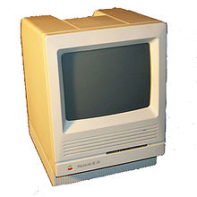 تعرض الصورة جهاز ماكنتوش مطفأ ذو شاشة رمادية وملون باللونين الأبيض والأصفر