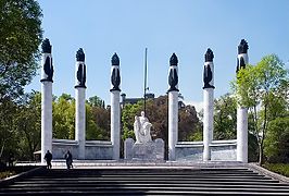 El Altar a la Patria, en honor a los Niños Héroes, se ubica al pie del Castillo de Chapultepec, que se aprecia en el fondo.