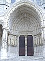 Централен тимпан В тимпана над централния портал. долу с преградата са „Успение“ и „Възнесение“; горен регистър – „Коронацията на Мария“