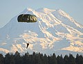 5.12 - 11.12: In schuldà canadais far il sigl cun il paracrudada davant il Mount Rainier en il stadi da Washington.