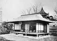 Foto em preto e branco de uma construção em tradicional estilo japonês.