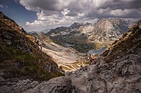 Tatry Łańcuchy na szlaku wiodącym na Szpiglasową Przełęcz, w tle Dolina Pięciu Stawów i Kozi Wierch