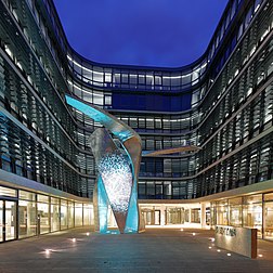 "The Wings" do Estúdio Libeskind, uma instalação artística de iluminação e escultura, erigida em 2016 para a nova sede da Siemens AG em Munique, Alemanha. (definição 3 667 × 3 667)