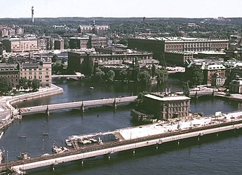Ytterligare en vy från Stadshustornet, men lite mera åt söder. Fotografierna är tagna 1965 respektive 2009. 1965 byggdes det fortfarande på Centralbron, tätt förbi Strömsborg. Riksdagshusets annex, den gamla Riksbanken, höjdes med några våningar i början av 1980-talet, annars är staden sig ganska lik.