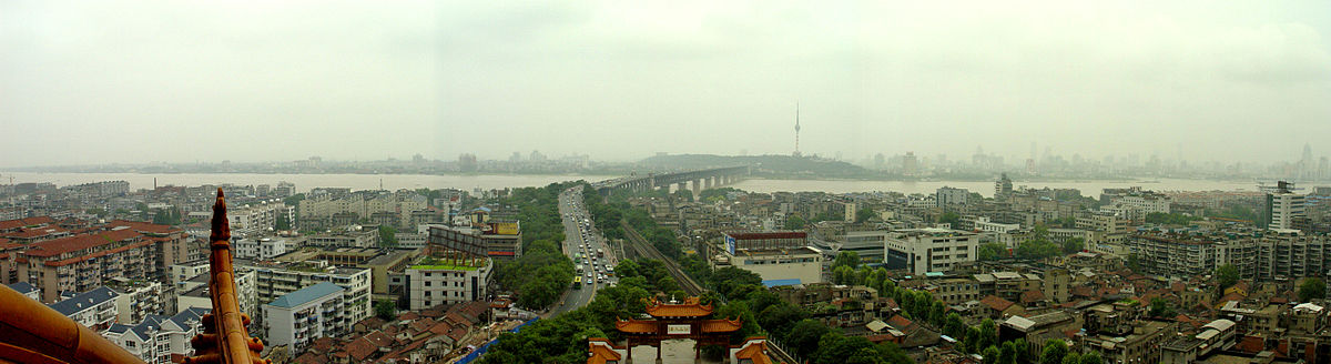 Панорама Wухана са ријеком Јангце у позадини