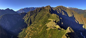 Vista panorâmica de Machu Picchu e seus arredores a partir de Huayna Picchu, região de Cusco, Peru. (definição 9 187 × 4 100)