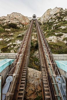 Elevador panorâmico do Monte São Pedro, Corunha, Espanha. Ele está em operação desde 2007 e percorre uma distância de 100 metros sobre um paredão rochoso de 63 metros de altura. (definição 5 534 × 8 301)