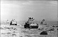 M13-40 kampvogne rykker frem i ørkenen.