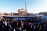 Berlinmuren faller denna dag för 35 år sedan: Bild från Brandenburger Tor några veckor efter murens fall.