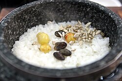Dolsotbap, nasi dimasak dalam periuk batu (dolsot)