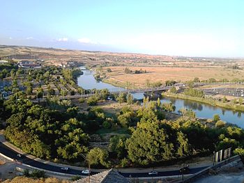نهر تاجة يعبر مدينة طُليطلة بالأندلس، في إسپانيا