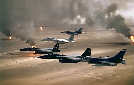 Çöl Fırtınası Harekâtı esnasında USAF 4. Fighter Wing'e bağlı F-16, F-15C ve F-15E yanan petrol sahasının üzerinde. (Üreten: ABD Hava Kuvvetleri)