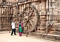 Zonnewiel in de Zonnetempel van Konarak, de tempel is gebouwd als weergave van de wagen van de zonnegod Surya, India