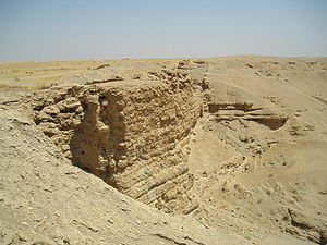 دیوار جنوبی دورا اروپوس در امتداد یک دره عمیق، که یکی از حملات ساسانیان از این ناحیه قلعه صورت گرفته‌است.