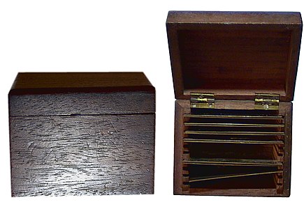 Pequena caixa de madeira contendo daguerreótipos primitivos sem caixa. Eles são os primeiros trabalhos do John Draper e Samuel Morse na Universidade de Nova Iorque no outono de 1839. Uma tentativa fracassada de imagem e quatro boas imagens da caixa estão postadas nesta galeria.
