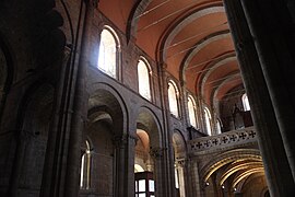 Alzado lateral de la nave central de San Isidoro de León, con una solución previa al triforio: arcos fajones y bóveda de cañón.