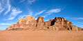 Thung lũng Mặt Trăng Wadi Rum nổi tiếng với những địa điểm khảo cổ và khối đá sa thạch tại Jordan
