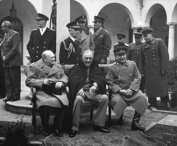 Yalta Konferansı (Üreten: Bilinmemektedir) Ayrıntı II. Dünya Savaşı'nda Üç Büyük olarak adlandırılan Müttefik Devletler'in liderleri Winston Churchill,Franklin D. Roosevelt ve Joseph Stalin 4 Şubat 1945-11 Şubat 1945 tarihleri arasında Sovyetler Birliği'nin önde gelen tatil yeri Yalta'nın 3 km güneyinde bulunan Livadia Sarayı'nda bir araya gelmişlerdir. Yalta Konferansı olarak adlandırılan toplantının ana ekseni II. Dünya Savaşı sonrası Avrupa'nın yeni düzeni ve Avrupa topraklarının yeniden şekillendirilmesi üzerinedir.