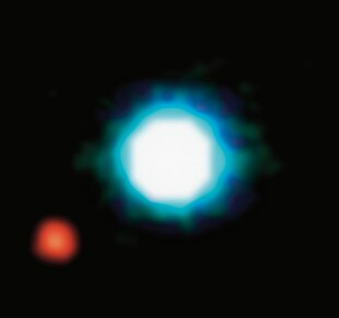 Infrarot-Aufnahme (ESO/VLT) des Braunen Zwerges 2M1207 (Bildzentrum) und seines Begleiters 2M1207 b (links unten) (Aufnahme: VLT/NACO, ESO, 2004)
