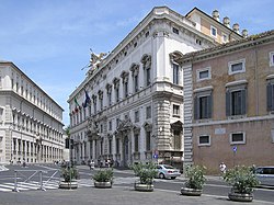 A Piazza Quirinale - balra a köztársasági elnöki palota, szemben az alkotmánybíróság épülete