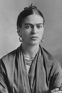 Фотографија са ликом Фриде Кало (1907—1954), мексичке сликарке, коју је је усликао њен отац Гиљермо Кало. Кало је најпознатија по својим педесет пет аутопортрета који садрже лични симболизам допуњен графичим анатомским референцама. Њен карактеристичан физички изглед — срасле обрве и мешавина европског и мексичког наслеђа — начинио jе од Фриде Кало једну од најпрепознатљивијих сликарки двадесетог века.
