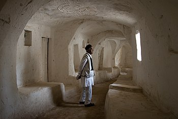 رجلٌ ليبيٌّ في بلدة غدامس القديمة، إحدى مواقع التُراث العالميّ في ليبيا، على الحدود مع تونس