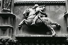 La statua dello stemma civico posto sopra l'ingresso, in una foto degli anni '60 del Novecento scattata da Paolo Monti dal palazzo di fronte alla Loggia.