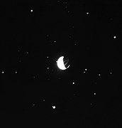 صورة مُلتقطة بتقنية التعريض الطويل مأخوذة من سطح القمر من قبل رواد مهمة أبولو 16 باستخدام كاميرا الأشعة فوق البنفسجية البعيدة/مِرسمة الطَّيف. تُظهر الصورة الأرض مع الخلفية الصحيحة من النجوم.