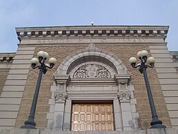 A városi közkönyvtár főbejárata