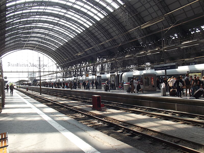 File:Frankfurt aan de Main station 02.JPG