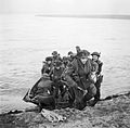15. İskoç Tümeni askerleri 24 Mart 1945 tarihinde Ren Nehri'ni geçtikten sonra onların saldırıya geçiyor