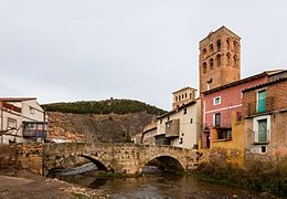 Puente romano y torre de la muralla.